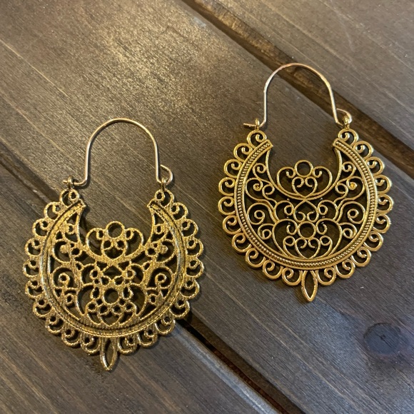 Jewelry - Retro Chic Gold-toned Scroll Earrings